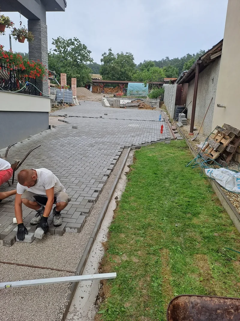 Zámková dlažba a exteriérové práce ZVALSTAV 2