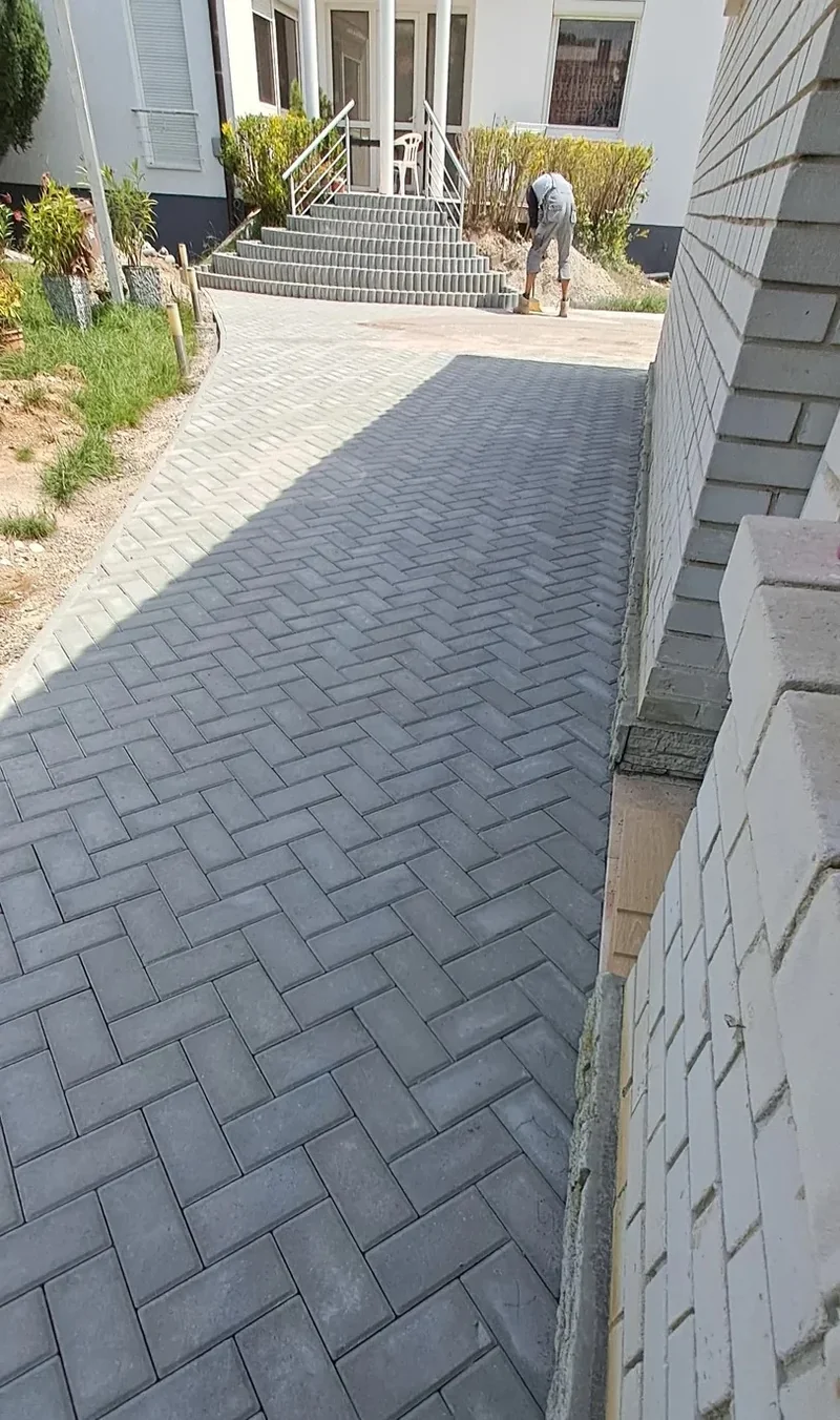 Zámková dlažba a exteriérové práce ZVALSTAV 5