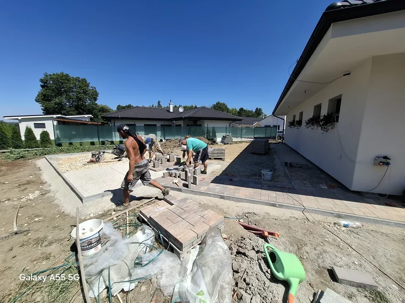 Zámková dlažba a exteriérové práce ZVALSTAV 7