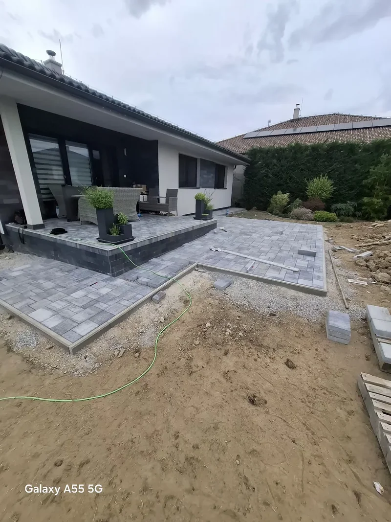 Zámková dlažba a exteriérové práce ZVALSTAV 9