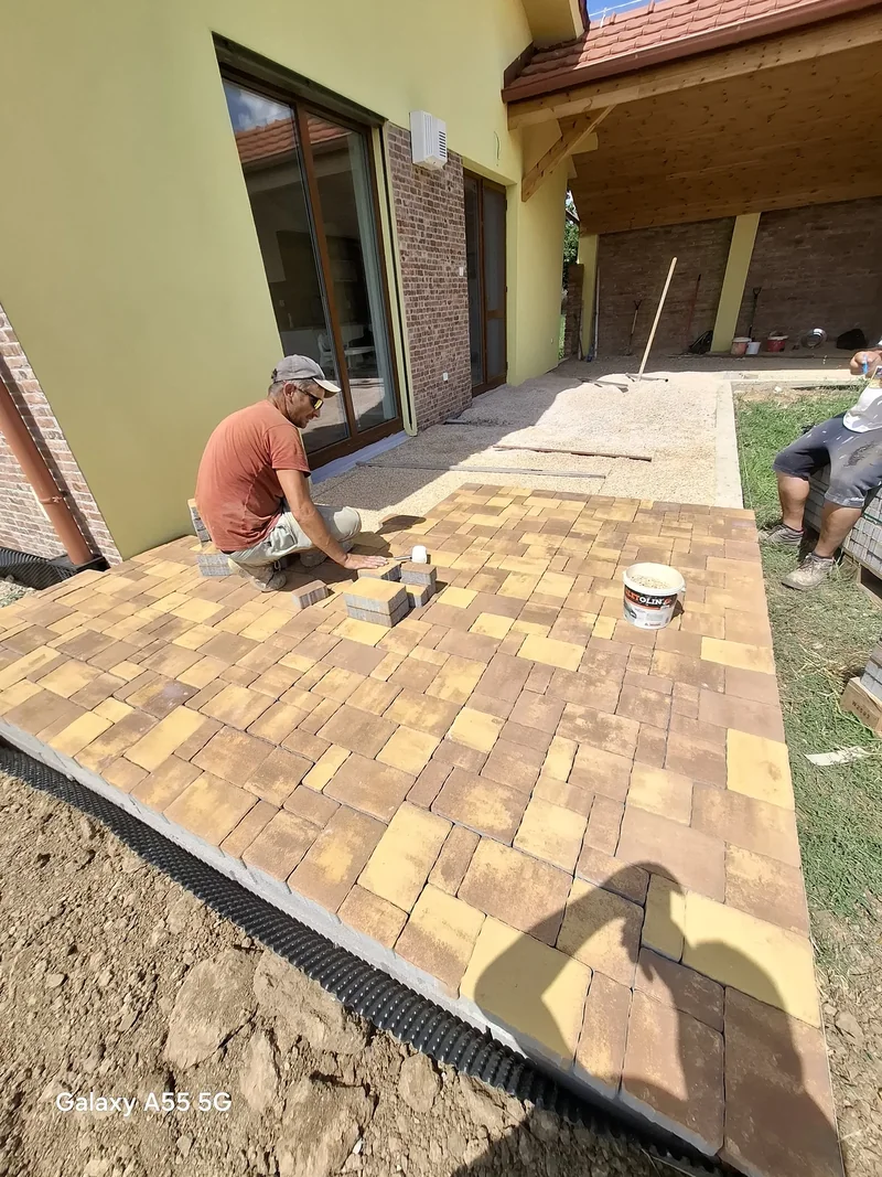 Zámková dlažba a exteriérové práce ZVALSTAV 11